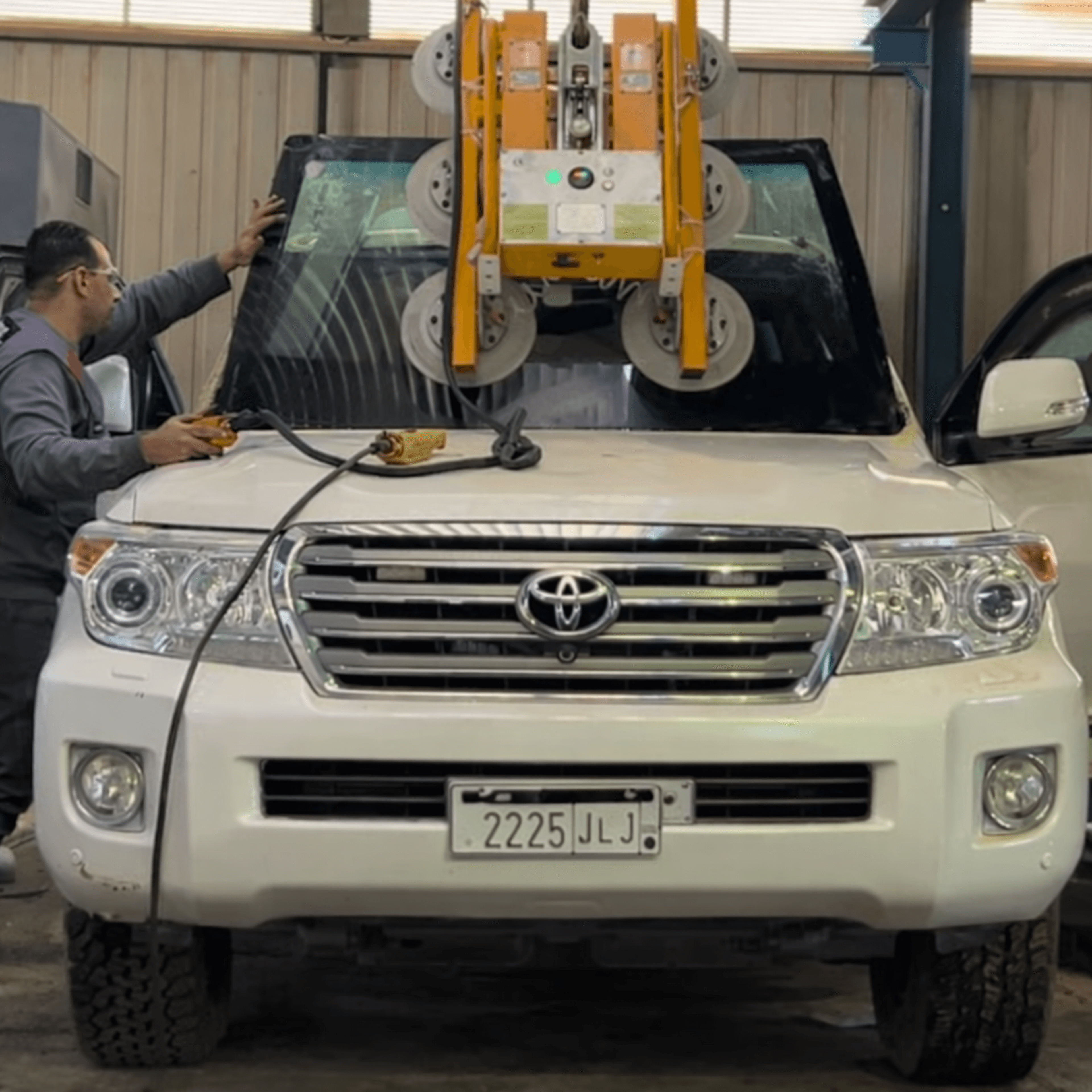 خدمات إصلاح واستبدال الزجاج من شيلد